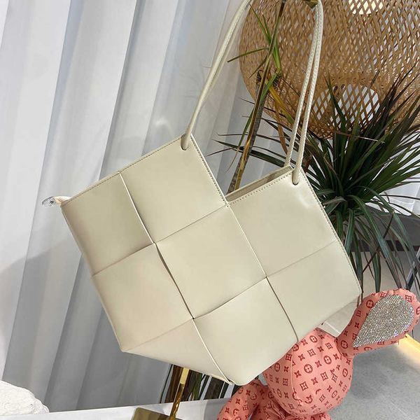 bottess bag venetas fashion new woven pu women's fashion portable shoulder lingge fresh tot armpit shopping mobile phone
bottess bag venetas fashion new woven pu women's fashion portable shoulder lingge fresh tot armpit shopping mobile phone