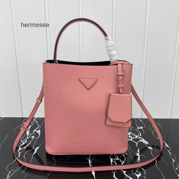 evening bags prads designer leather womens bag 2022 new bucket handbags fashion versatile handbag cross grain leather crossbody single shoul
evening bags prads designer leather womens bag 2022 new bucket handbags fashion versatile handbag cross grain leather crossbody single shoul