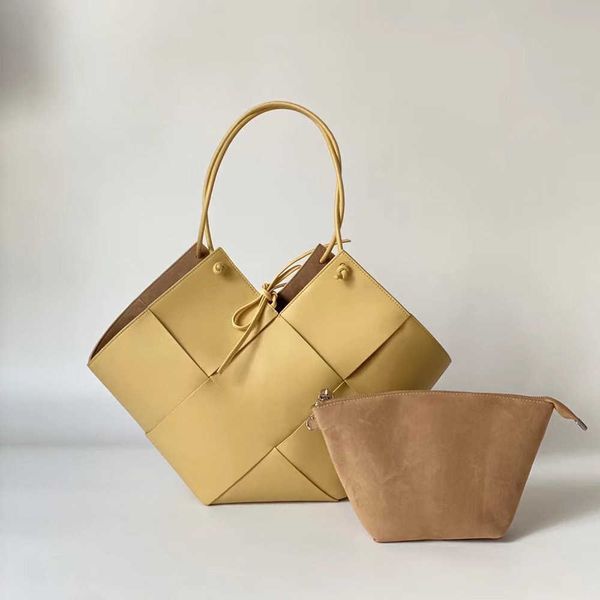 bottess bag venetas fashion 2022 spring new leather woven large lattice tote women's capacity portable single shoulder vegetable basket
bottess bag venetas fashion 2022 spring new leather woven large lattice tote women's capacity portable single shoulder vegetable basket