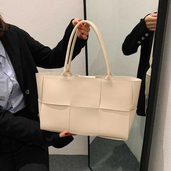 fashion bag designer bottess venetas's 2022 new autumn and winter texture large woven commuter tote
fashion bag designer bottess venetas's 2022 new autumn and winter texture large woven commuter tote