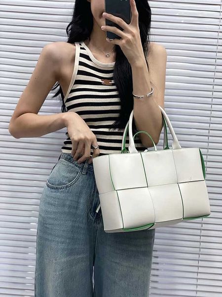 fashion bag designer bottess venetas's woven b's new tot portable women's large capacity underarm commuter single shoulder di
fashion bag designer bottess venetas's woven b's new tot portable women's large capacity underarm commuter single shoulder di