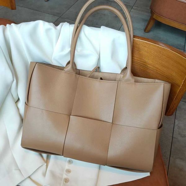 fashion bag designer bottess venetas's leather woven tote 2022 new portable large single shoulder capacity armpit
fashion bag designer bottess venetas's leather woven tote 2022 new portable large single shoulder capacity armpit
