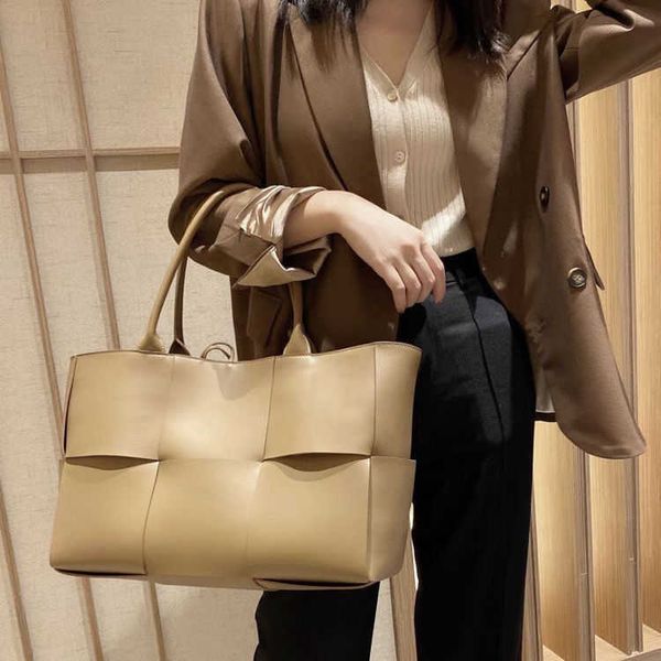 fashion bag designer bottess venetas's large capacity leather woven tote for women 2022 fashion simple hand ol commuter versatile shoul
fashion bag designer bottess venetas's large capacity leather woven tote for women 2022 fashion simple hand ol commuter versatile shoul