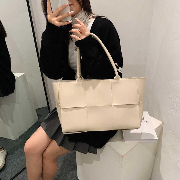fashion bag designer bottess venetas's leather woven tote 2022 new portable large single shoulder capacity underarm
fashion bag designer bottess venetas's leather woven tote 2022 new portable large single shoulder capacity underarm