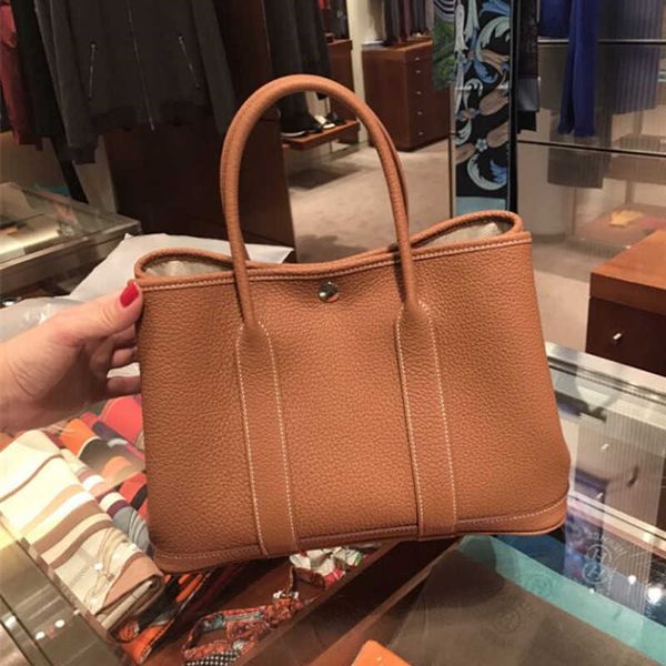 brand new 2022 litchi pattern geuine leather garden party hand bags for women shoulder tote large luxury designer bosla
brand new 2022 litchi pattern geuine leather garden party hand bags for women shoulder tote large luxury designer bosla