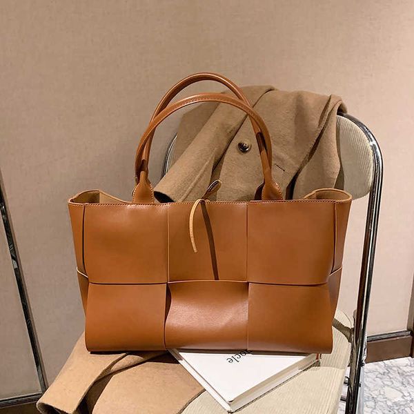 fashion bag designer bottess venetas's big women's 2022 new korean texture single shoulder woven tote portable
fashion bag designer bottess venetas's big women's 2022 new korean texture single shoulder woven tote portable