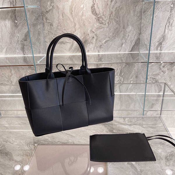 fashion bag designer bottess venetas's 2022 early spring new large capacity portable shopping leather single shoulder vegetable basket
fashion bag designer bottess venetas's 2022 early spring new large capacity portable shopping leather single shoulder vegetable basket