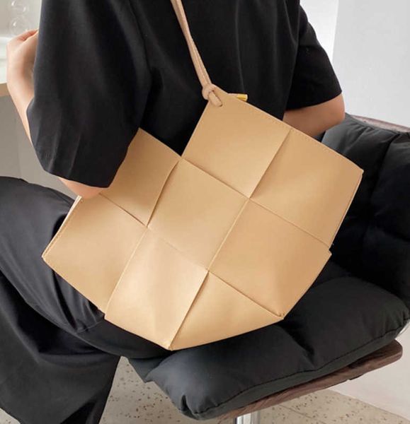 bottess bag venetas fashion 2022 new network hongling getot women's fashion single shoulder underarm mother woven
bottess bag venetas fashion 2022 new network hongling getot women's fashion single shoulder underarm mother woven