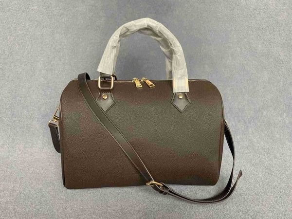 designers women shoulder bags messenger travel bag classic style fashion lady totes luxury handbags 30cm with gold key lock frame
designers women shoulder bags messenger travel bag classic style fashion lady totes luxury handbags 30cm with gold key lock frame