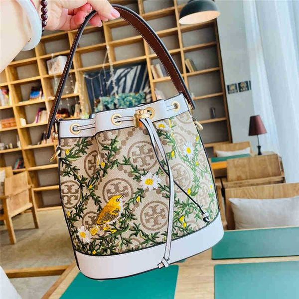 designer handbags torysburchs summer drawstring 2022 bucket bag white canvas bird embroidery 1615 one shoulder crossbody
designer handbags torysburchs summer drawstring 2022 bucket bag white canvas bird embroidery 1615 one shoulder crossbody