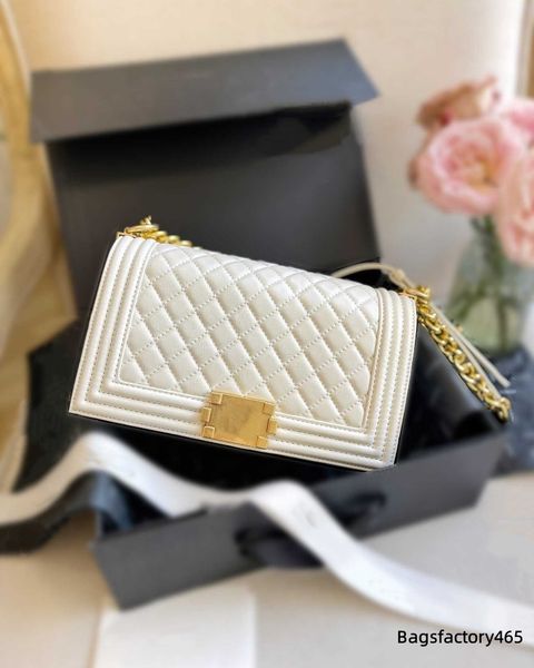 women french le designer bags genuine leather handle classic boy handbag gold-tone metal hardware letter badge diamond quilting quilted flap
women french le designer bags genuine leather handle classic boy handbag gold-tone metal hardware letter badge diamond quilting quilted flap