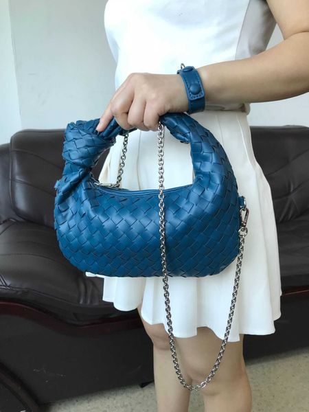 fashion women's bottess handbag venetas autumn and winter new cow horn hand woven women's with wrist chain shoulder strap have log
fashion women's bottess handbag venetas autumn and winter new cow horn hand woven women's with wrist chain shoulder strap have log