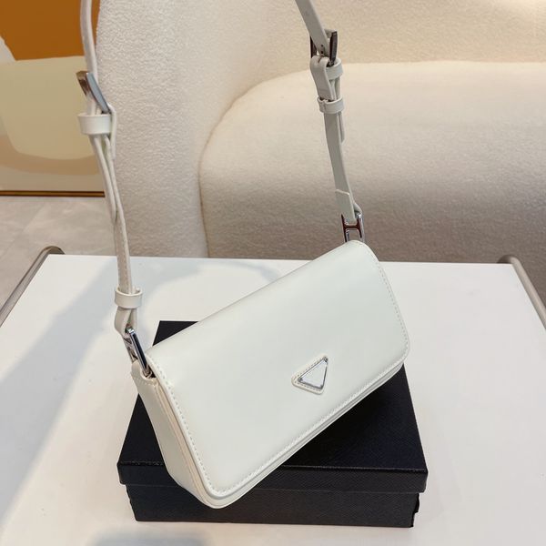 2022 Woman shoulder bag designer underarm bags for women Fashion plain handbag leather material designers the tote bag simple handbags with box, Black
2022 Woman shoulder bag designer underarm bags for women Fashion plain handbag leather material designers the tote bag simple handbags with box, Black