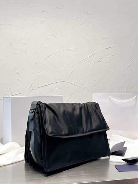 double-sided split messenger bags winter 2022 fashion designer shoulder bag luxury handbag men and women crossbody bag flip purse nylon
double-sided split messenger bags winter 2022 fashion designer shoulder bag luxury handbag men and women crossbody bag flip purse nylon