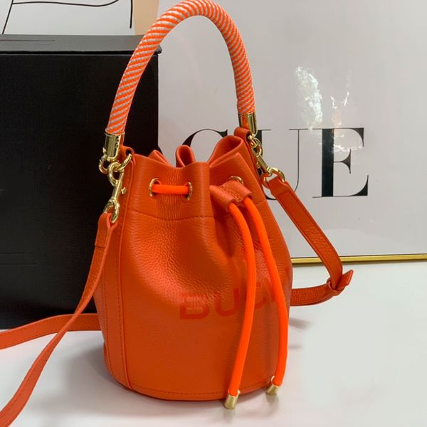 tote bag bucket bag crossbody bags women handbag purse drawstring fashion letter woven handle cowhide grain string closure hardware removabl
tote bag bucket bag crossbody bags women handbag purse drawstring fashion letter woven handle cowhide grain string closure hardware removabl