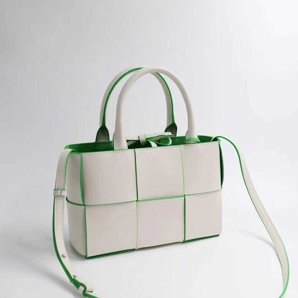 fashion bag designer bottess venetas's 2022 niche design tote woven hand checkered splicing leather shoulder mother leisure
fashion bag designer bottess venetas's 2022 niche design tote woven hand checkered splicing leather shoulder mother leisure