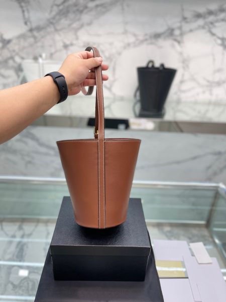 luxury designers classic fashion bag armpit handbags lady letter plain open interior zipper wallet satchel functional women shoulder bucket
luxury designers classic fashion bag armpit handbags lady letter plain open interior zipper wallet satchel functional women shoulder bucket