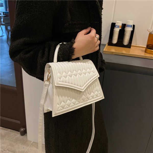 messenger bags autumn and winter new rhombic lattice embroidered thread small square bag style portable messenger women's leisure
messenger bags autumn and winter new rhombic lattice embroidered thread small square bag style portable messenger women's leisure