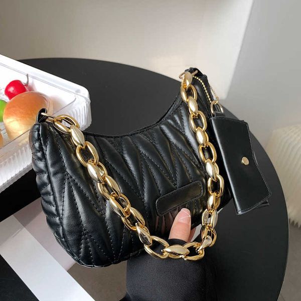 contrast color style women's bag 2022 spring new trend rhombic lattice embroidered thread chain single shoulder
contrast color style women's bag 2022 spring new trend rhombic lattice embroidered thread chain single shoulder