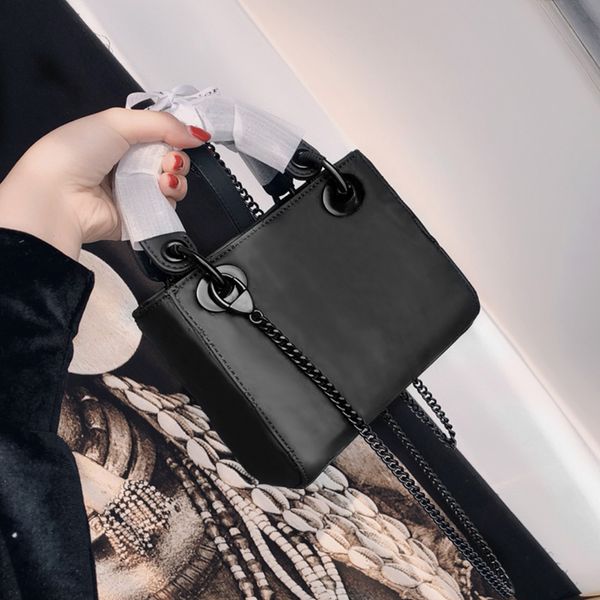 2022 new black women shuolder bag matte square mini lady handbag luxuy leather rattan plaid messenger bag
2022 new black women shuolder bag matte square mini lady handbag luxuy leather rattan plaid messenger bag