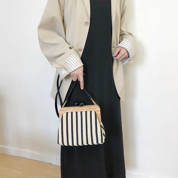 single package striped wooden clip for women canvas women's shoulder bag retro kisslock crossbody bags designer brand ladies clutch pur
single package striped wooden clip for women canvas women's shoulder bag retro kisslock crossbody bags designer brand ladies clutch pur