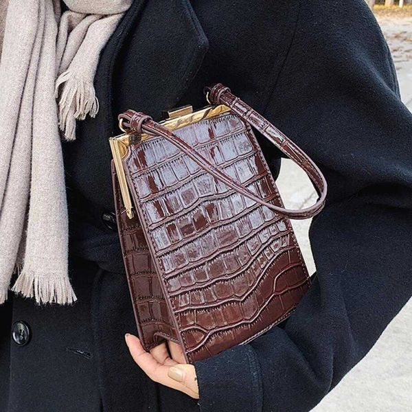 single package crocodile pattern clip shoulder fashion alligator crossbody bags for women 2021 designer small pu leather women's bag q1
single package crocodile pattern clip shoulder fashion alligator crossbody bags for women 2021 designer small pu leather women's bag q1