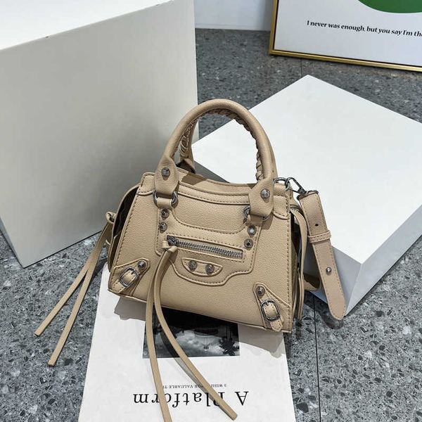 purses 2022 autumn versatile high class handheld locomotive bag popular riveted one shoulder crossbody
purses 2022 autumn versatile high class handheld locomotive bag popular riveted one shoulder crossbody