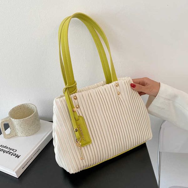 single package fashion ladies bucket shoulder bag with key pendant 2021 new large capacity handbags casual travel pleated pu leather totes b
single package fashion ladies bucket shoulder bag with key pendant 2021 new large capacity handbags casual travel pleated pu leather totes b