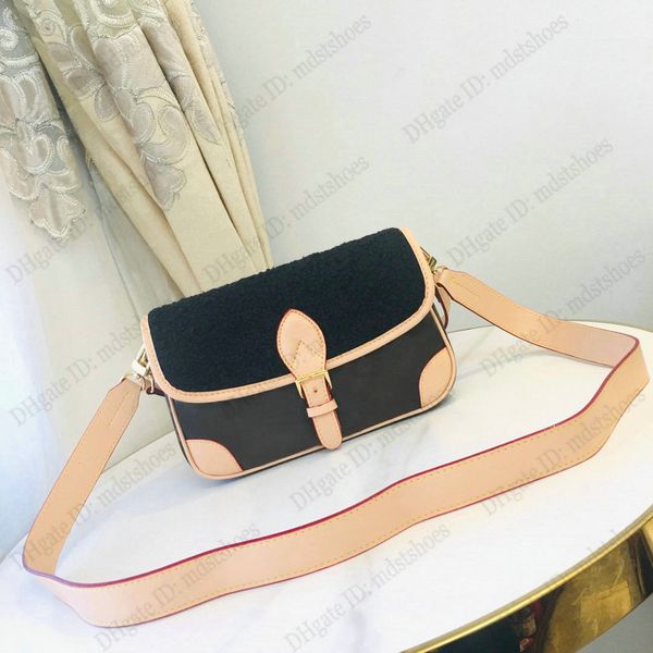 2022 diane cozygram capsule collection womens shoulder bag soft cream wool with monograms canvas designer luxurys handbag m46317
2022 diane cozygram capsule collection womens shoulder bag soft cream wool with monograms canvas designer luxurys handbag m46317