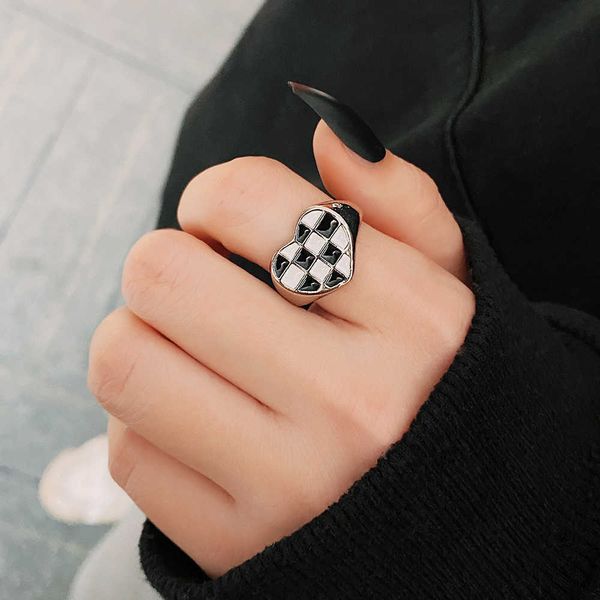 cluster rings vintage checkerboard finger rings for women girls punk heart black geometric metal ring party gifts 2021 trend jewelry l221011, Golden;silver
cluster rings vintage checkerboard finger rings for women girls punk heart black geometric metal ring party gifts 2021 trend jewelry l221011, Golden;silver