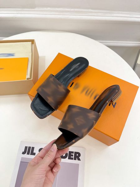 2023 designer women slides sandal flat mule slipper womens beach slides rubber soles summer flip flops with box -m054, Black
2023 designer women slides sandal flat mule slipper womens beach slides rubber soles summer flip flops with box -m054, Black