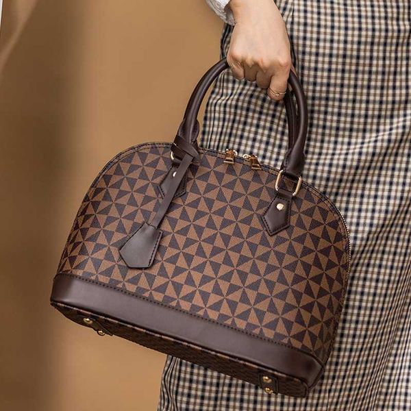 2022 new fashion printing hand simple shoulder twill shell luxury hand female bag designer
2022 new fashion printing hand simple shoulder twill shell luxury hand female bag designer