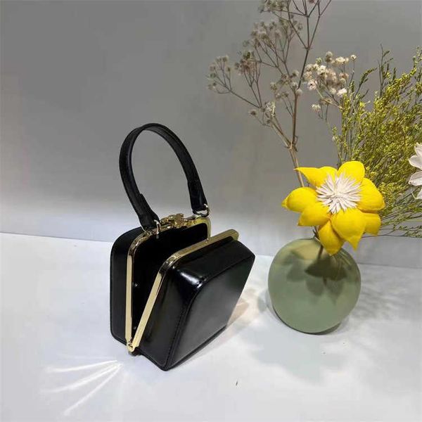 20221t25 triumphal arch bag female cowhide flower small square niche lock box portable one shoulder messenger bag
20221t25 triumphal arch bag female cowhide flower small square niche lock box portable one shoulder messenger bag