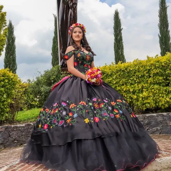 vestido de 15 anos embroidery quinceanera dresses 2023 charro black lace-up corset off shoulder sweet 16 quince xv prom gowns, Blue;red
vestido de 15 anos embroidery quinceanera dresses 2023 charro black lace-up corset off shoulder sweet 16 quince xv prom gowns, Blue;red
