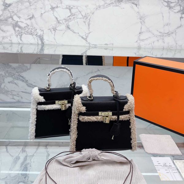 designer bags tote women handbag classic luxury fashion brand imitation messenger bag large capacity plush splicing shoulder bag
designer bags tote women handbag classic luxury fashion brand imitation messenger bag large capacity plush splicing shoulder bag
