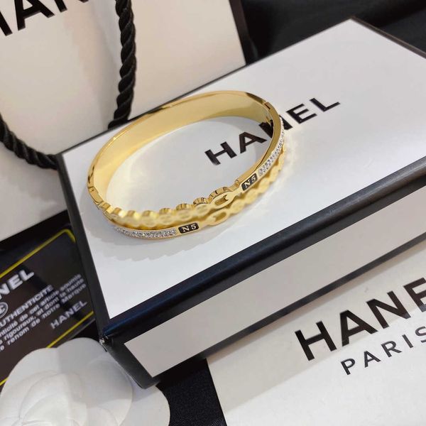 bangle europe america fashion style bracelets women designer letter bracelet crystal 18k gold plated stainless steel wedding lovers gift, Black
bangle europe america fashion style bracelets women designer letter bracelet crystal 18k gold plated stainless steel wedding lovers gift, Black