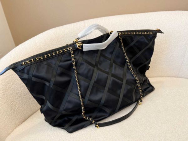 light luxury fashion waterproof nylon shopping bag diamond chain handbag large capacity tote leisure travel shoulder
light luxury fashion waterproof nylon shopping bag diamond chain handbag large capacity tote leisure travel shoulder