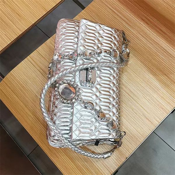 2023 one-shoulder cross-body bag fashion bag sheepskin fold crystal chain bag gem-encrusted diamond
2023 one-shoulder cross-body bag fashion bag sheepskin fold crystal chain bag gem-encrusted diamond