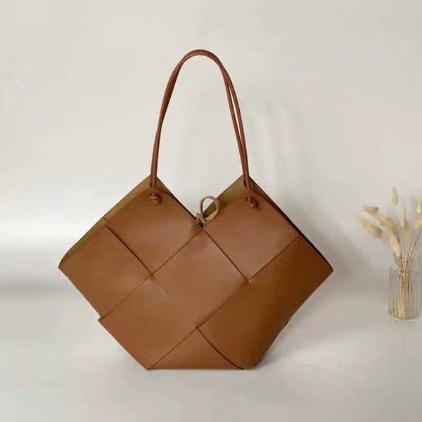 shoulder bags cowhide leather tote bag angular shape knotted string closure women shopping handbags weave real 221017
shoulder bags cowhide leather tote bag angular shape knotted string closure women shopping handbags weave real 221017