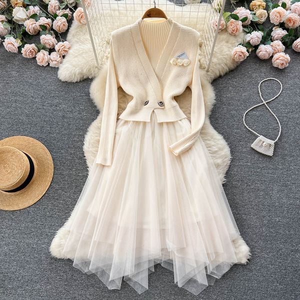 autumn and winter new suit two-piece dress women's flower v-neck vest knitted patchwork irregular mesh dress, White
autumn and winter new suit two-piece dress women's flower v-neck vest knitted patchwork irregular mesh dress, White