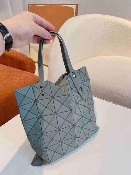 luxury designer tote bags women geometry folding shopping handbag bucket luxury ladies messenger wallets crossbody female purses 221202
luxury designer tote bags women geometry folding shopping handbag bucket luxury ladies messenger wallets crossbody female purses 221202