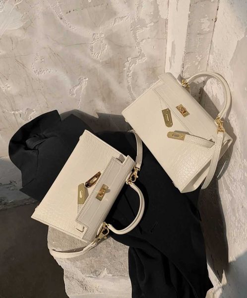 designer bags 2023 second-generation carrie bag fashion trend one-shoulder diagonal cross portable leather women's palm grain cow small
designer bags 2023 second-generation carrie bag fashion trend one-shoulder diagonal cross portable leather women's palm grain cow small