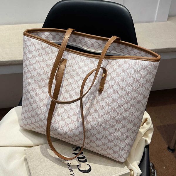this year's popular one shoulder bag high-capacity high-grade big fashion commuter tote bag, Silver
this year's popular one shoulder bag high-capacity high-grade big fashion commuter tote bag, Silver