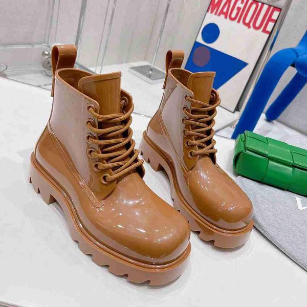Classic Lace Up Stride Women Ankle Boots Men High Quality Durable Jelly Rain Boot Luxury Designer Low Heel Platform Shoes Winter Women's Motorcycle Boots Botega Shoes
Classic Lace Up Stride Women Ankle Boots Men High Quality Durable Jelly Rain Boot Luxury Designer Low Heel Platform Shoes Winter Women's Motorcycle Boots Botega Shoes