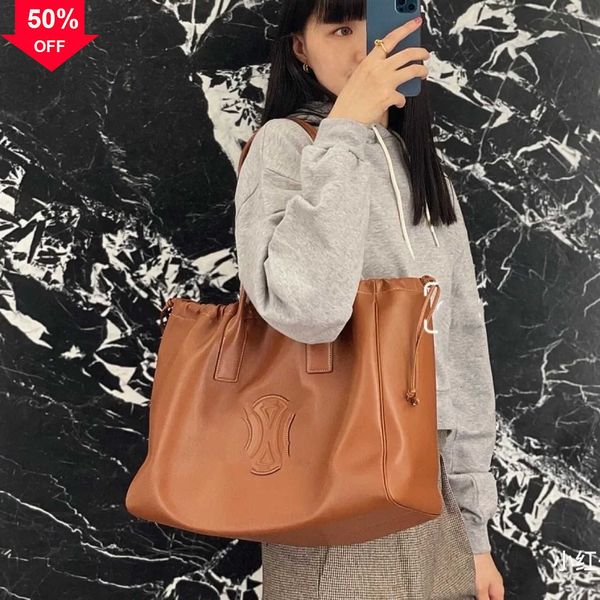 designer bag triumphal arch tote women's 2022 new fashion large capacity commuter advanced single shoulder handbag factory direct sale
designer bag triumphal arch tote women's 2022 new fashion large capacity commuter advanced single shoulder handbag factory direct sale