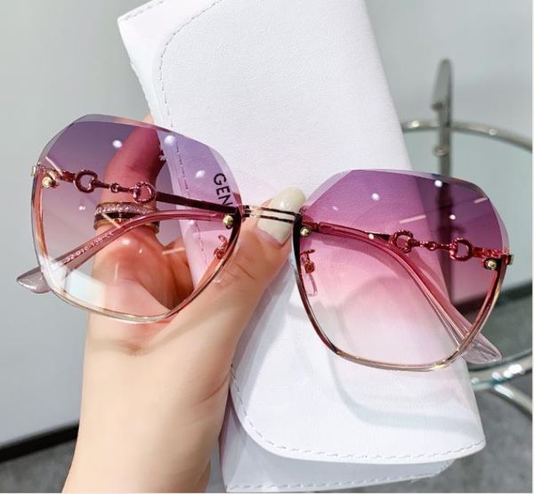 1082 sunglasses men and women sun glasses real nylon frame material with glass lenses male sunglass, White;black
1082 sunglasses men and women sun glasses real nylon frame material with glass lenses male sunglass, White;black
