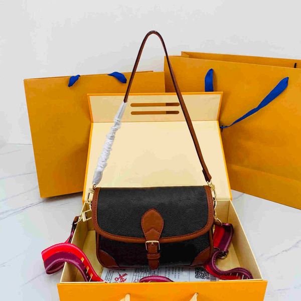 designer designer handbag luxury women's messenger bag cross body retro single shoulder presbyopic nurse's pouch large capacity pu
designer designer handbag luxury women's messenger bag cross body retro single shoulder presbyopic nurse's pouch large capacity pu