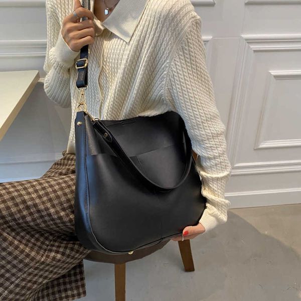large capacity tote bag womanly temperament large bag soft leather shoulder personalized commuter leisure simple hand, Silver
large capacity tote bag womanly temperament large bag soft leather shoulder personalized commuter leisure simple hand, Silver