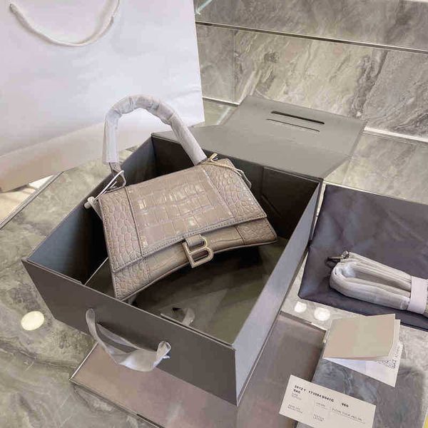 balencaigass american designer european crocodiless and pattern cowhide net red cute patent leather hand messenger hourglassb bag paris 
balencaigass american designer european crocodiless and pattern cowhide net red cute patent leather hand messenger hourglassb bag paris