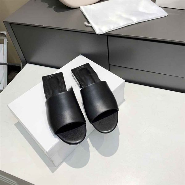 2022 new slippers balencaigaity men women beach slippers leather webbing fashion luxury summer sandals 02-02
2022 new slippers balencaigaity men women beach slippers leather webbing fashion luxury summer sandals 02-02